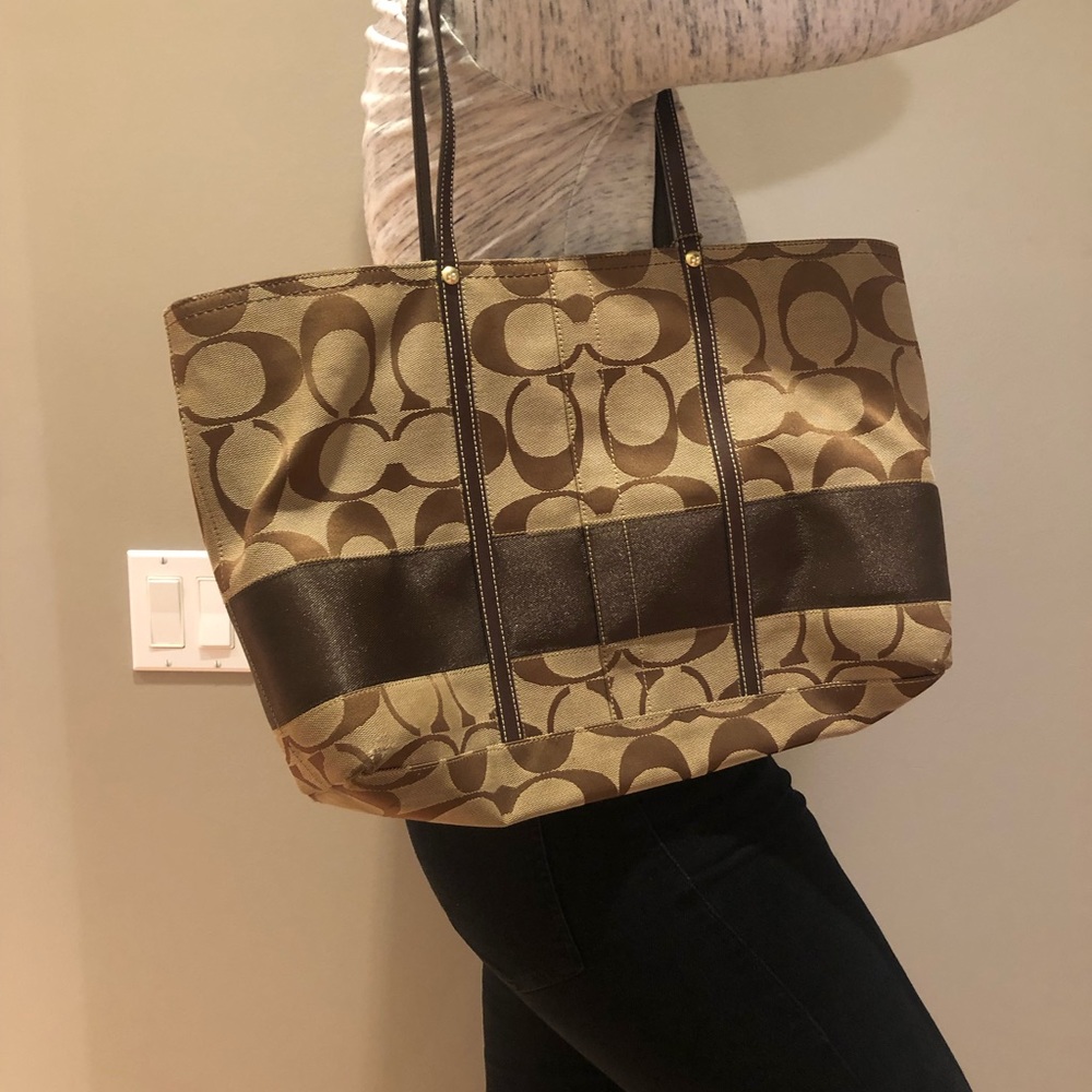 Large Brown Stripe Signature Fabric Coach Tote handbag in amazing condition